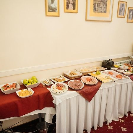 Alisa Hotel การ์โลวีวารี ภายนอก รูปภาพ