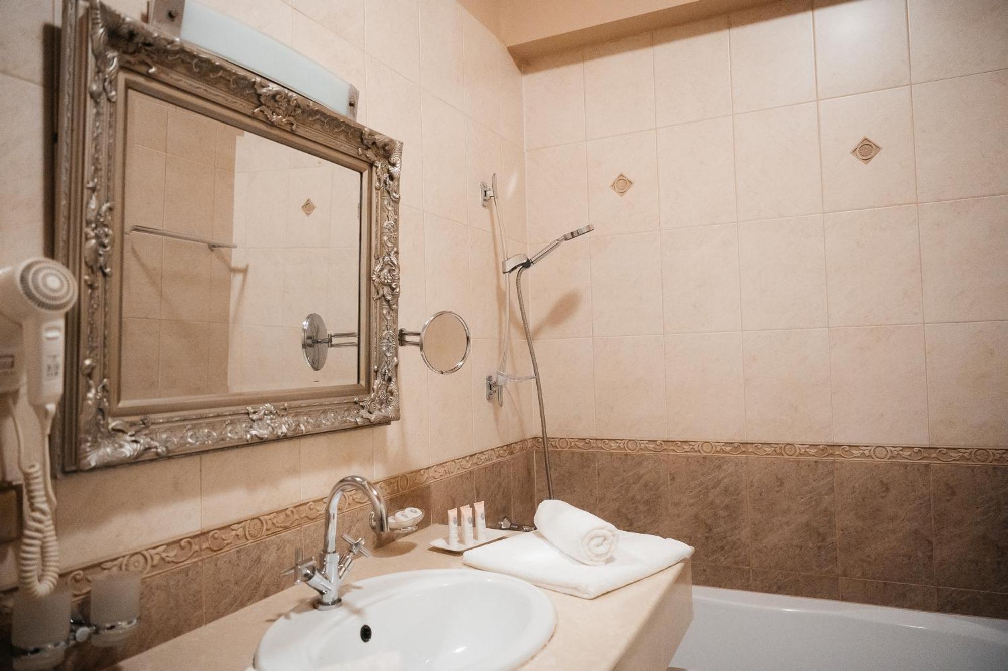 Alisa Hotel การ์โลวีวารี ภายนอก รูปภาพ