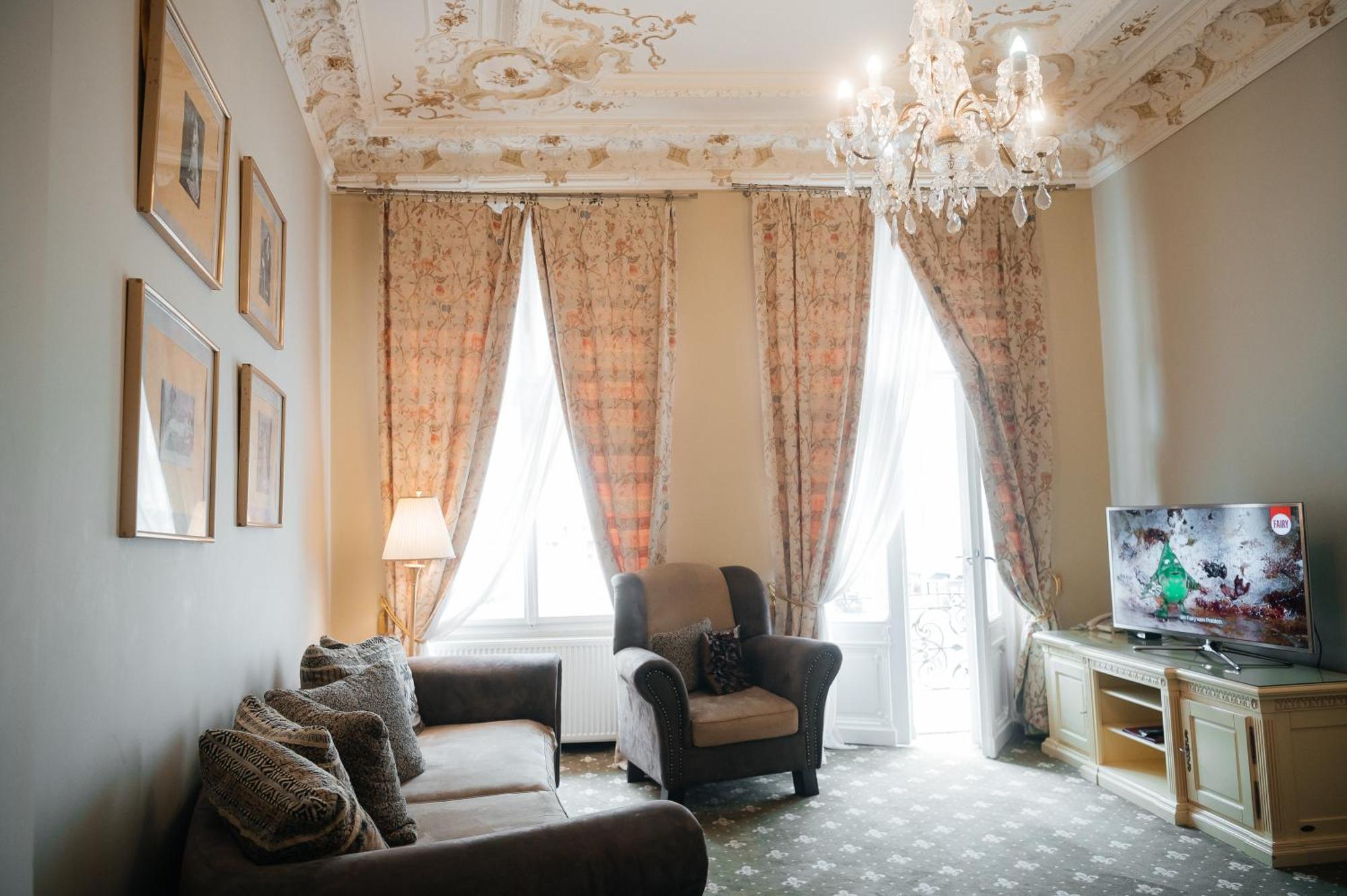 Alisa Hotel การ์โลวีวารี ภายนอก รูปภาพ