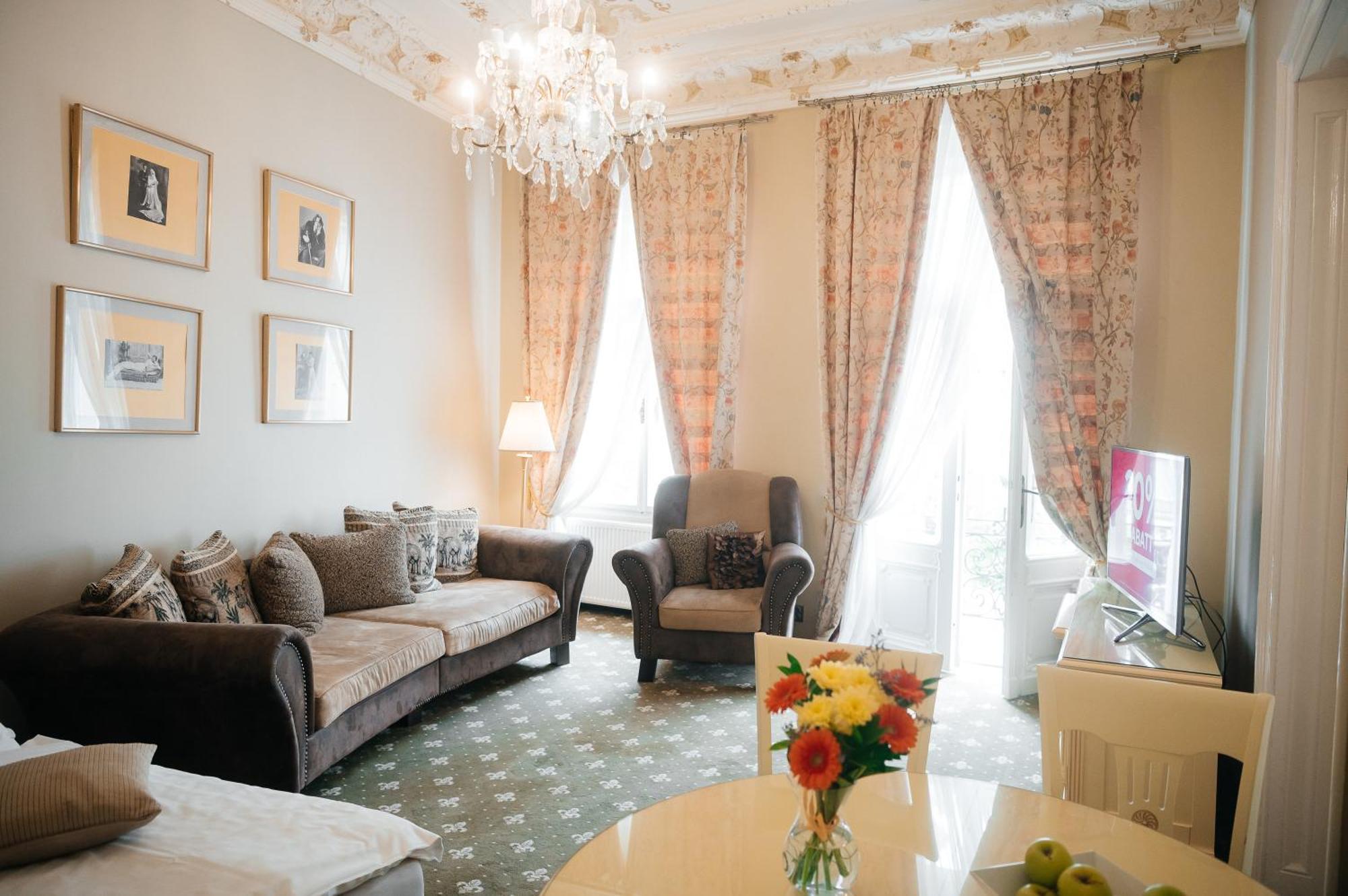 Alisa Hotel การ์โลวีวารี ภายนอก รูปภาพ