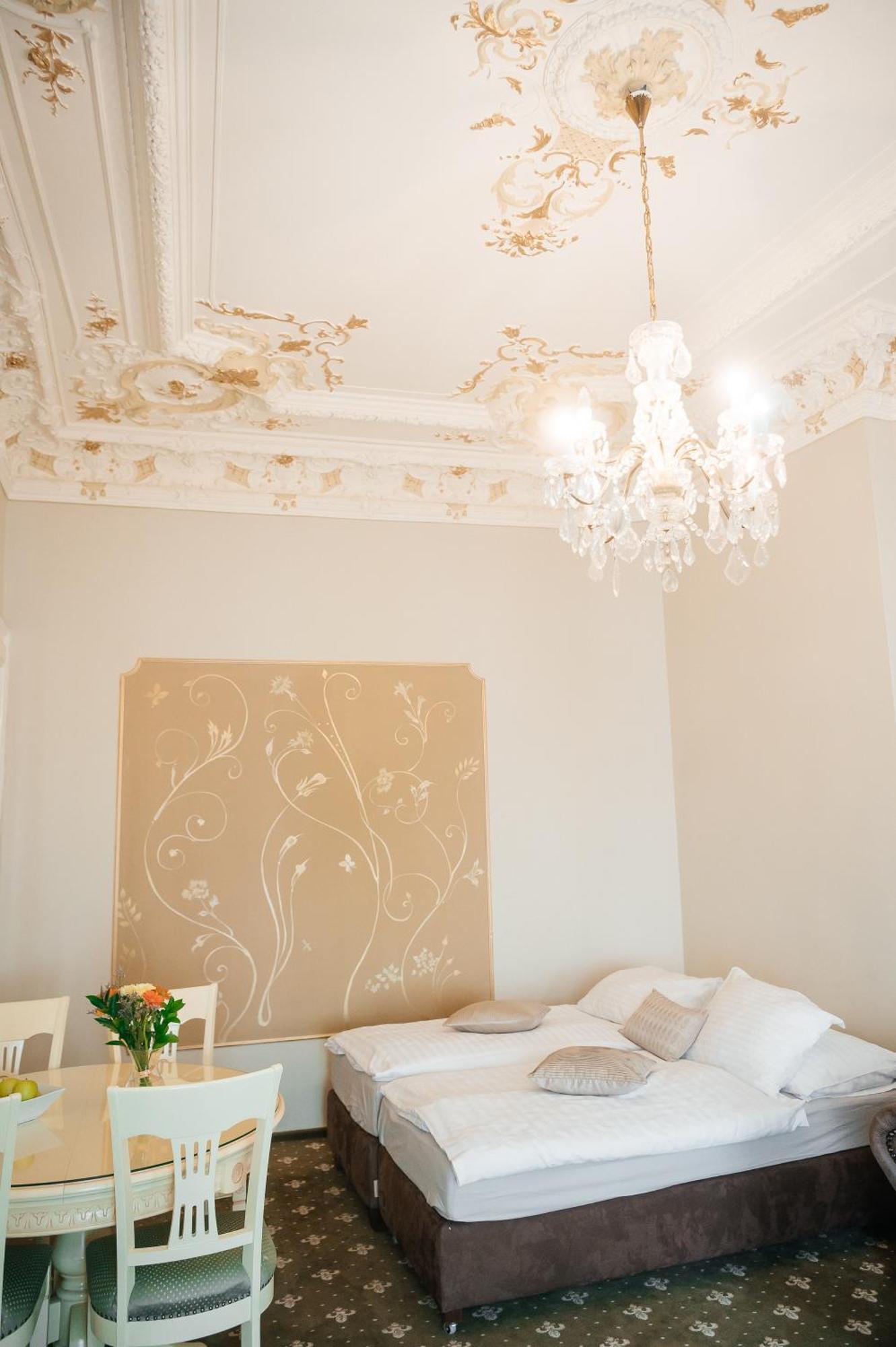 Alisa Hotel การ์โลวีวารี ภายนอก รูปภาพ