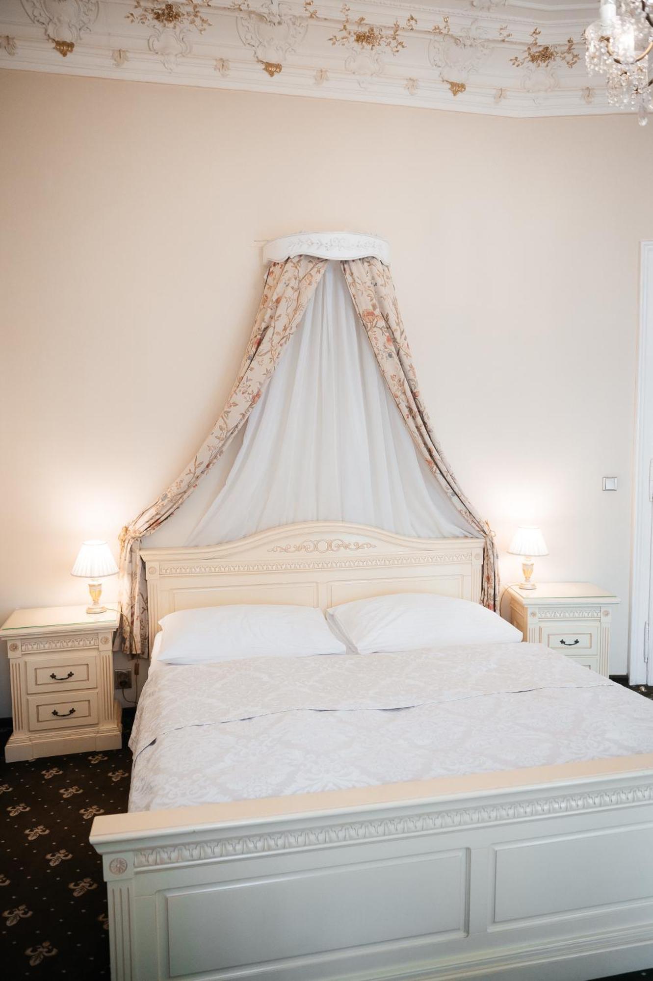 Alisa Hotel การ์โลวีวารี ภายนอก รูปภาพ