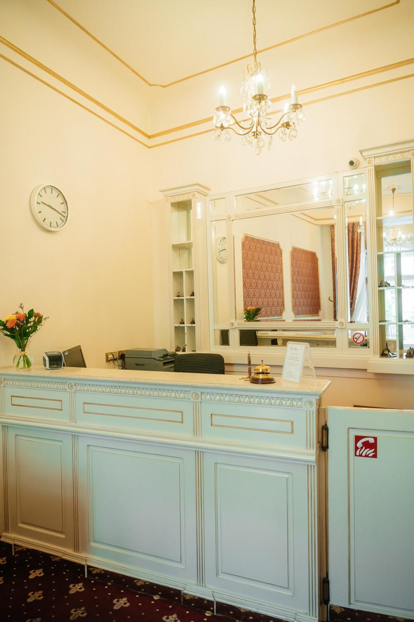 Alisa Hotel การ์โลวีวารี ภายนอก รูปภาพ